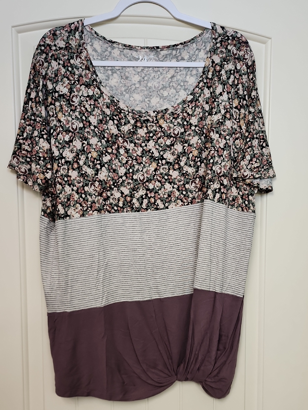 Women’s Short Sleeve Colorblock Floral Knit Tee in Mauve and Ivory